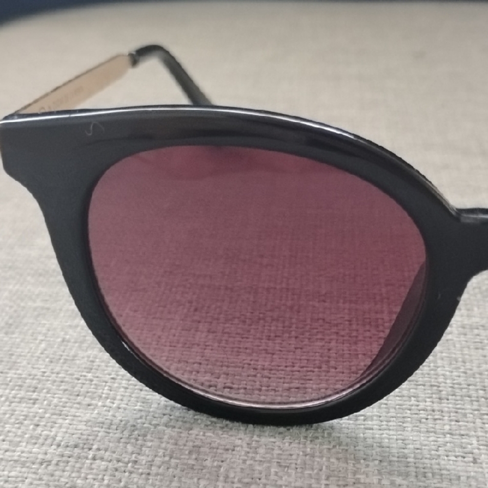 Oscar de la Renta Black Sunglasses with Gold Accents - Picture 9 of 11
